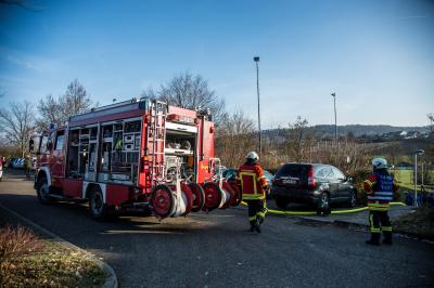 Schwaikheim: Reifen in einem Lichtschacht entzuenden sich und sorgen fuer Feuerwehreinsatz